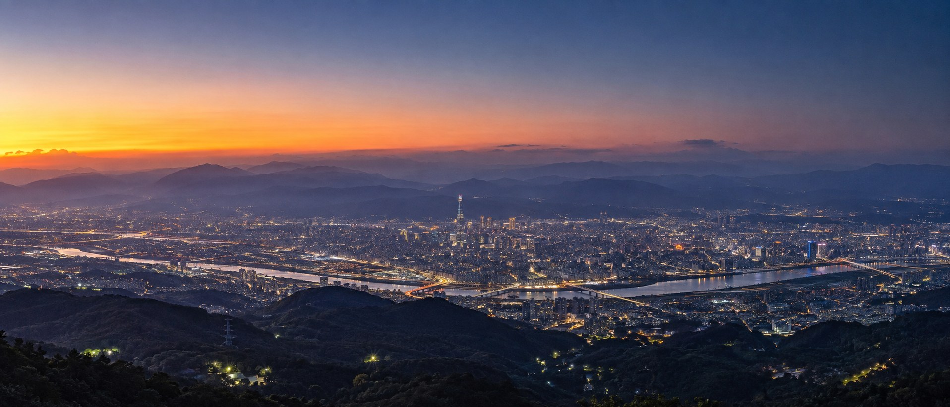 黃昏的台北盆地，遠處是中央山脈