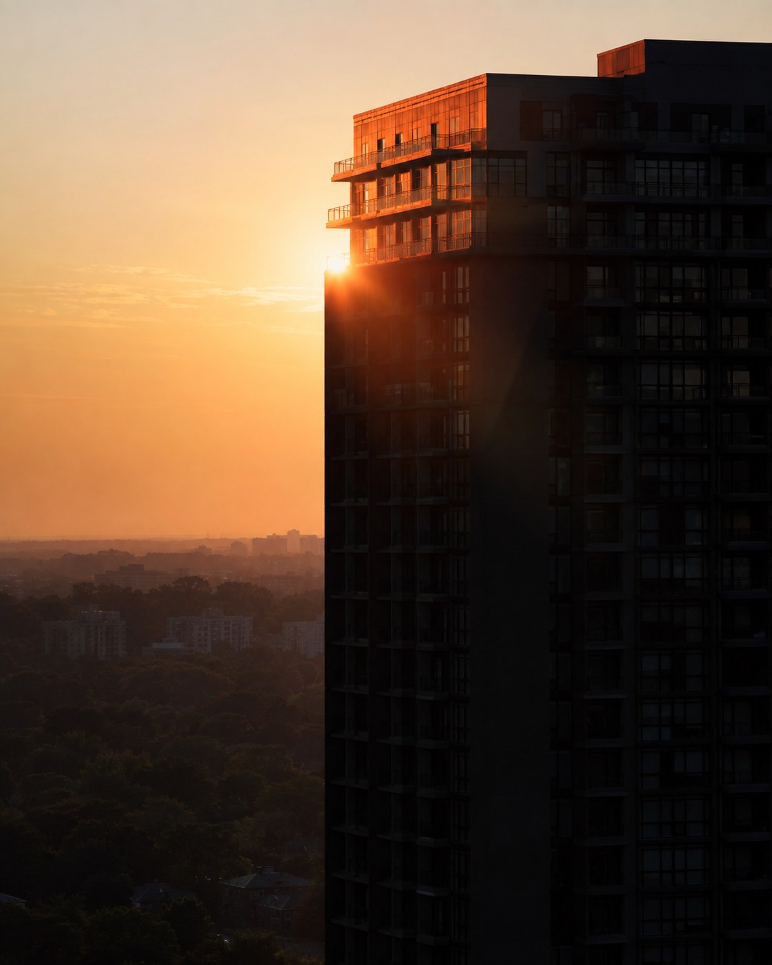 夕陽切在一棟住宅的邊緣